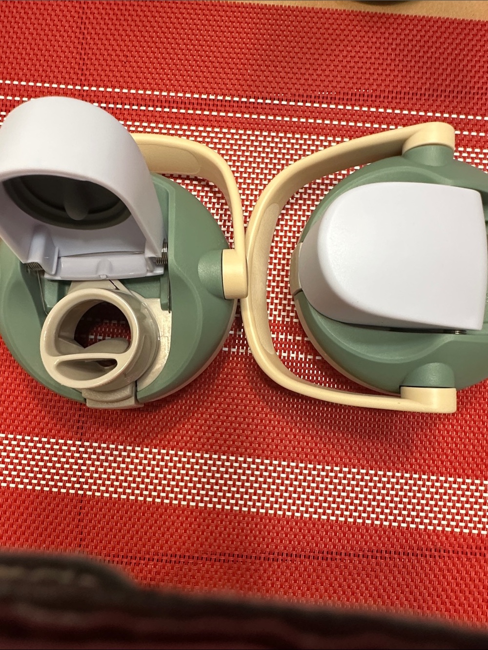 Replacement lid Green and Cream Flip-Top Bottle Lids (Pair) for 30 oz bottles